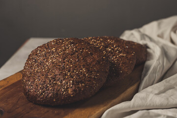 pan árabe hecho con harina integral y semillas