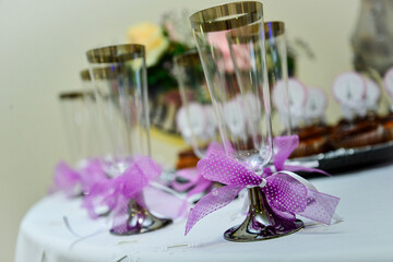 bowls with golden detail and lilac bows on the table
