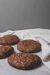 pan árabe hecho con harina integral y semillas