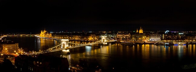 Naklejka premium Beautiful SzÃ©chenyi Chain Bridge situated on the river Danube in Hungary shining at night