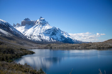 Naklejka na ściany i meble Lago refletindo montanha da Patagônia chilena 