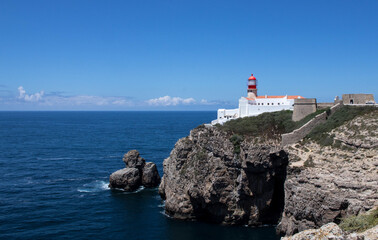 Farol do Cabo de São Vicente em Portugal.
Farol em rochedo no Algarve 