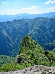 Fototapeta na wymiar 大蛇嵓から見下ろす新緑に包まれた絶景＠大台ヶ原山、奈良