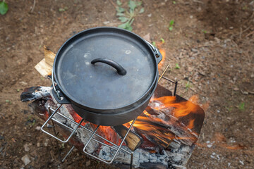 ダッジオーブンで料理　Cooking on a bonfire in a casting pot