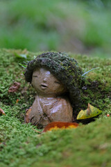 苔を被るわらべ地蔵