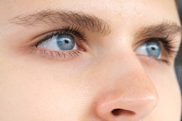 Obraz premium The woman's eyes, she has beautiful blue artificial eyes.