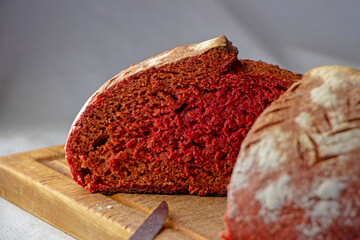 Pan artesanal gourmet de betarraga. Pan de remolacha, hecho con masa madre