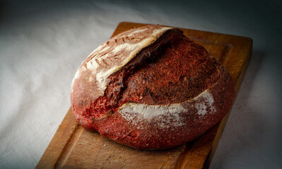 Pan artesanal gourmet de betarraga. Pan de remolacha, hecho con masa madre