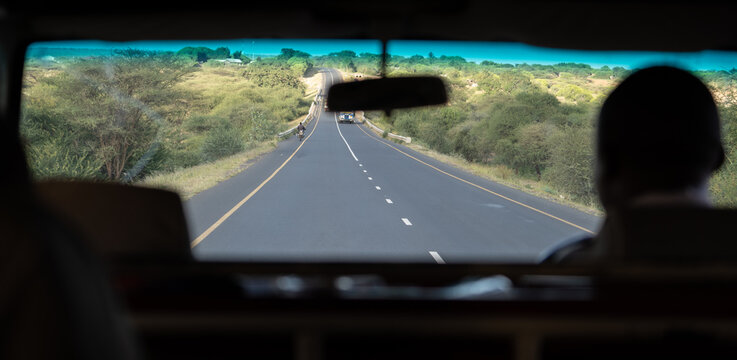 Visão do motorista em estrada escaldante na Tanzania Africa