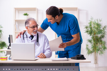 Obraz premium Two male doctors working in the clinic