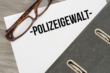 Ein Ordner und Akte Polizeigewalt