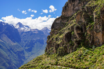 ペルーのコルカ峡谷（Colca Canyon）の美しい山々と崖の眺め
