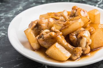 鶏肉手羽元と大根の煮物