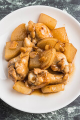 鶏肉手羽元と大根の煮物