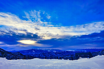 【冬山イメージ】厳冬期の雪と空