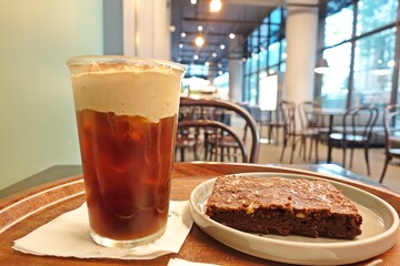 コールドブリューコーヒーとブラウニー