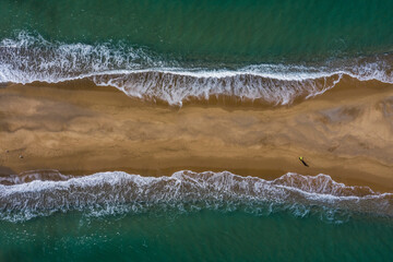 Obraz na płótnie Canvas Camminando sulla spiaggia