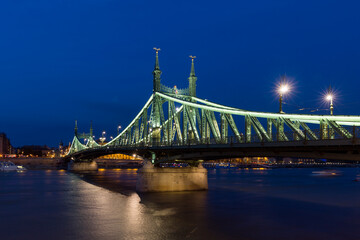 budapest chain bridge at night
