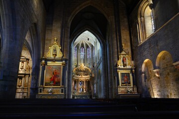 Fototapeta na wymiar Intérieur de la basilique Saint-Sauveur à Dinan en Bretagne