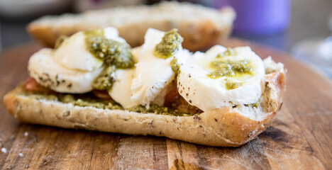 Sandwich cheese and pesto