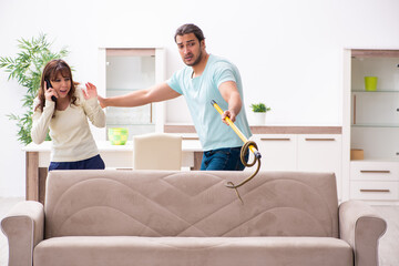 Obraz premium Young couple and snake in the flat