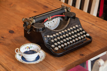 Obraz na płótnie Canvas vintage typewriter and cup