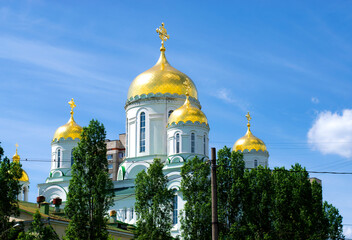 Fototapeta na wymiar Russian church with gilded domes under the sun