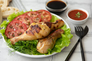 crispy fried chicken drumsticks with fresh tomatoes and lettuce