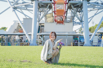 女性と背景に観覧車