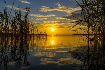 Fototapeta na wymiar Romantic sunset at the Markkleeberger Lake