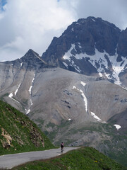 femme en vélo sur le Col du Galibier - Route des Grandes Alpes 
