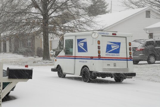 ST. PETERS, UNITED STATES - Dec 23, 2008: US Postal Service Vehicle Delivering Mail