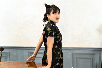 Fototapeta premium チャイナドレスの女性