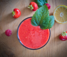 roter smoothie aus Erdbeeren und Himbeeren