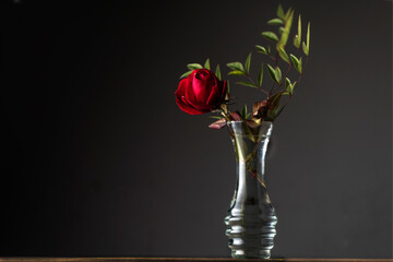 Rosa en florero muy simple