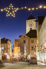 Weihnachten in Regensburg mit Blick auf den Rathausturm 
