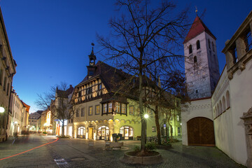 Fototapeta na wymiar Schwarze Bärenstraße in Regensburg zur blauen Stunde