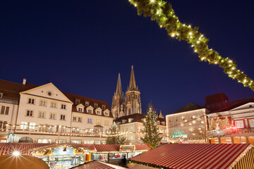Neupfarrplatz Regensburg zur Adventszeit mit Dom St Peter zur blauen Stunde