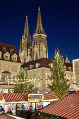 Neupfarrplatz Regensburg zur Adventszeit mit Dom St Peter zur blauen Stunde