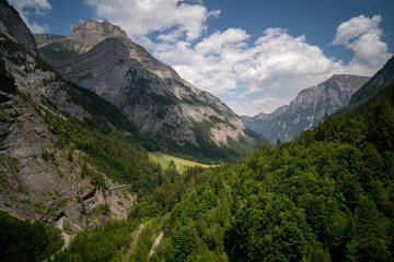 Fototapeta na wymiar Weisstannental in der Schweiz