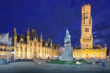 Grote Markt in Brügge zur blauen Stunde