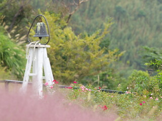秋薔薇咲く丘と鐘の台