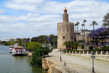 Torre del Oro junto al río Guadalquivir en la ciudad de Sevilla (Andalucía, España).
