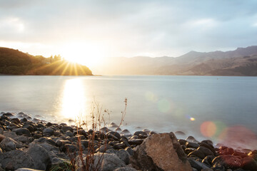 Sonnenaufgang über der Banks Peninsula in Neuseeland