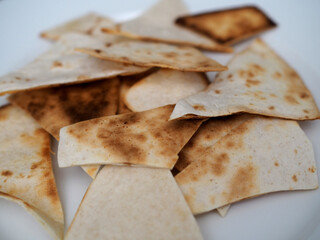 Tortillas de ma&iacute;z tostadas. Tortitas tostadas para guacamole. Comida mexicana