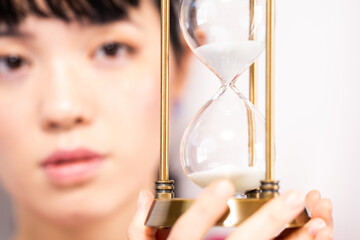 女性と砂時計