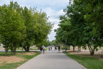 Fototapeta premium Neu gebaute Erweiterungsfläche des Berliner Mauerparks zwischen den Stadtteilen Prenzlauer Berg und Wedding