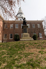 Obraz premium Spring view of the bronze statue of Baron Johann Dekalb fronting the eastern facade of Maryland State House, State House grounds, State Circle, Annapolis 