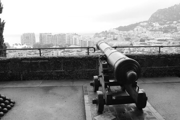 Les canons et boulets de Monaco sur la place du palais, ville de Monaco, Principauté de Monaco