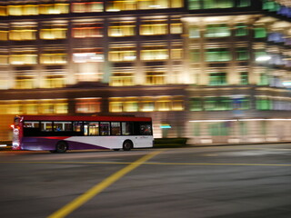 Bus in der Nacht (Singapur)